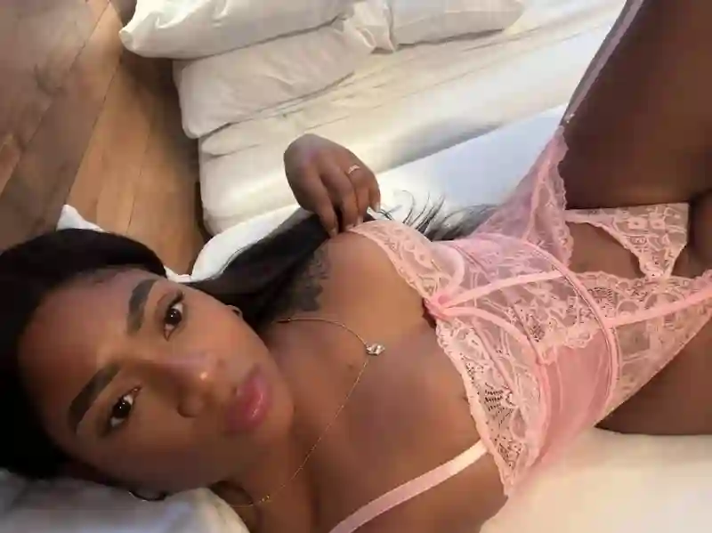 sexy escort Luna Bella in TALLINN offering a massage and sex date, find your sex dreams with Luna Bella